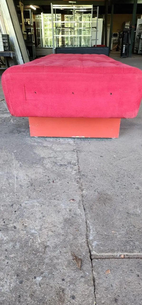 BANCO RETANGULAR VERMELHO EM SUEDE - Foto 2