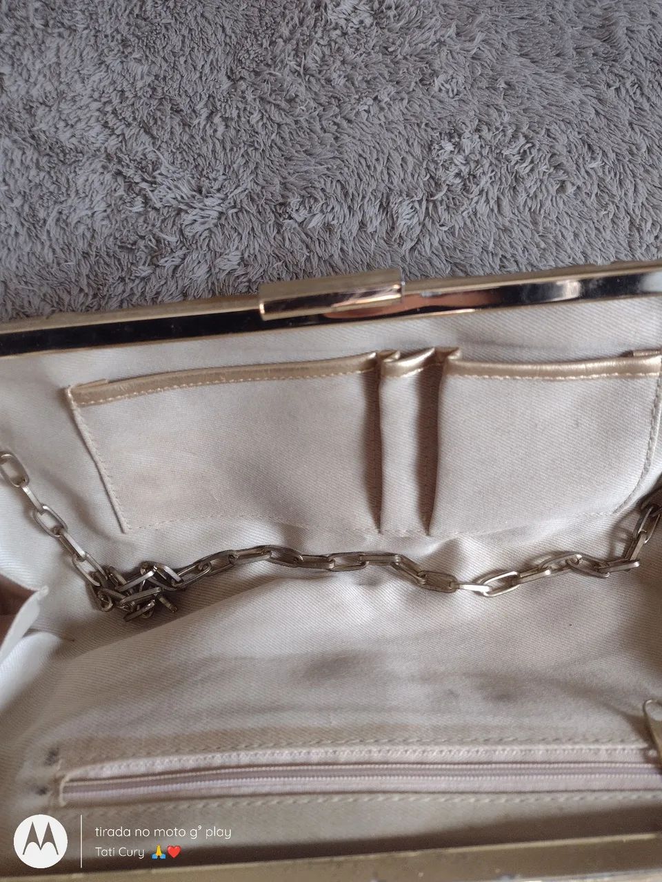Promoção para hoje bolsa clutch dourada com drapeados e alça de corrente  - Foto 4