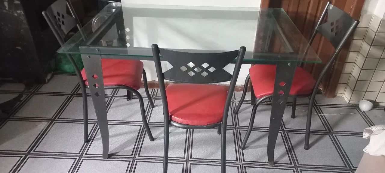 Mesa de vidro, com 03 cadeiras:R$: 350,00