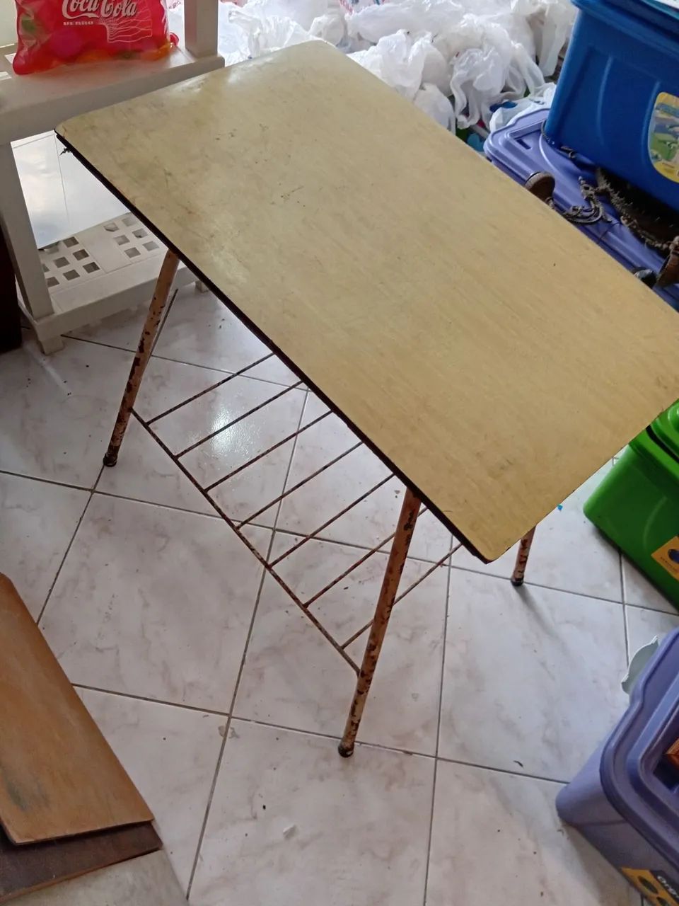 Mesa de madeira vintage com pés de ferro e giratória  - Foto 2