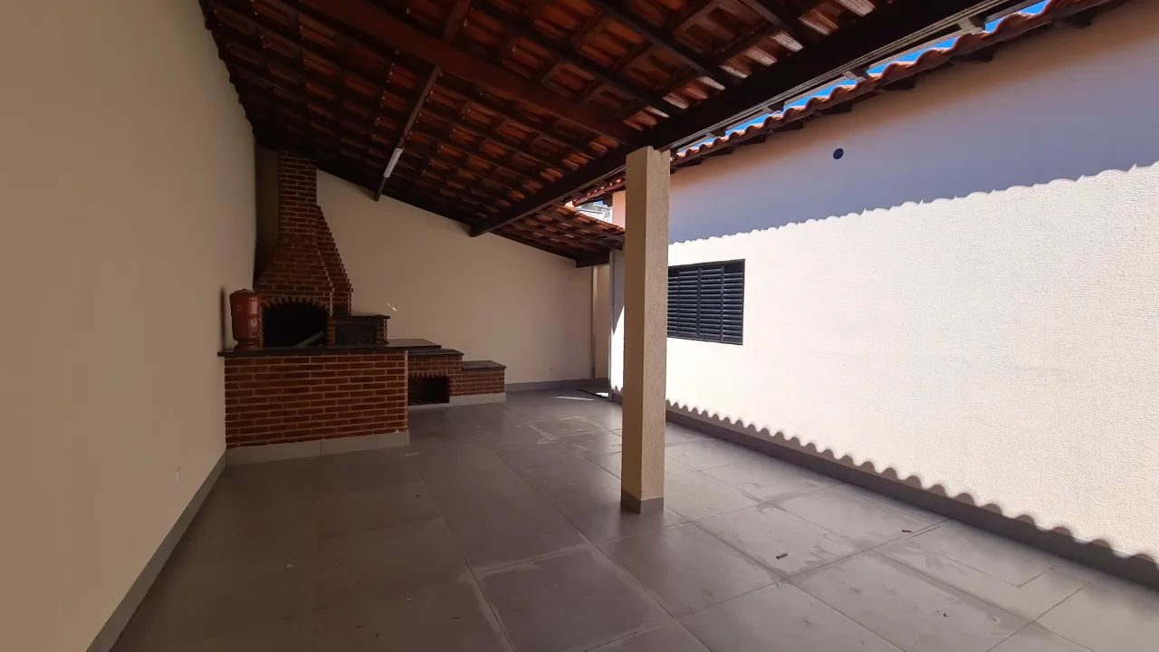 Nova Uberlândia, Casa Recém Reformada, 3/4, Varanda, Estuda Permuta - Foto 2