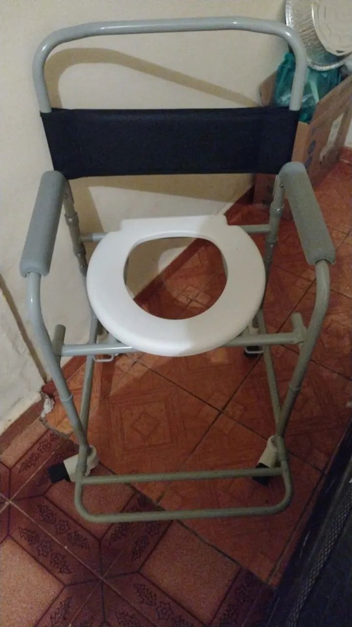 Cadeira de banho usada somente três vezes.