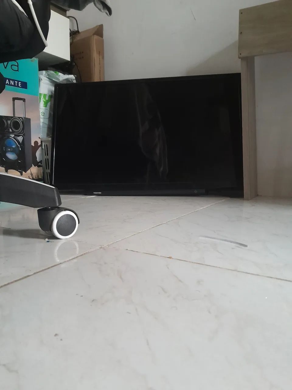 Tv Toshiba 32 polegadas. Para retirada de peças a tela ainda funciona