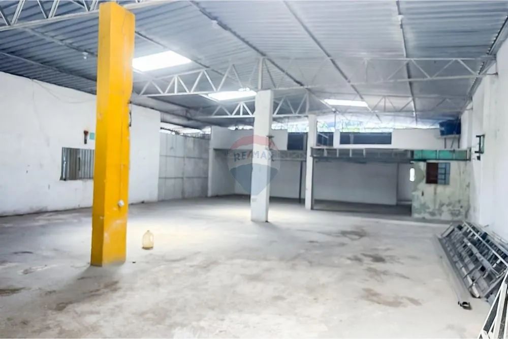 Loja com 300m2 e pé direito de 4,9m para locação no bairro Monte Castelo - Foto 3