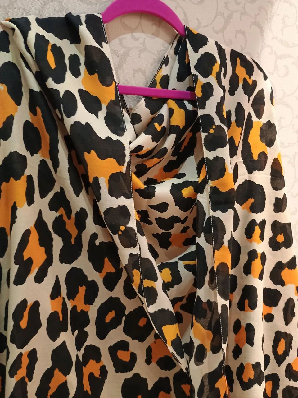 lenço de algodão animal print  tons neutros e caramelo  grande