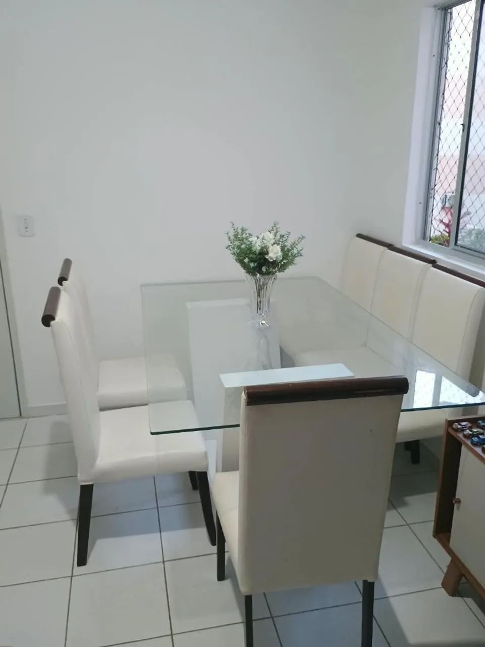 Mesa de jantar com 6 cadeiras 