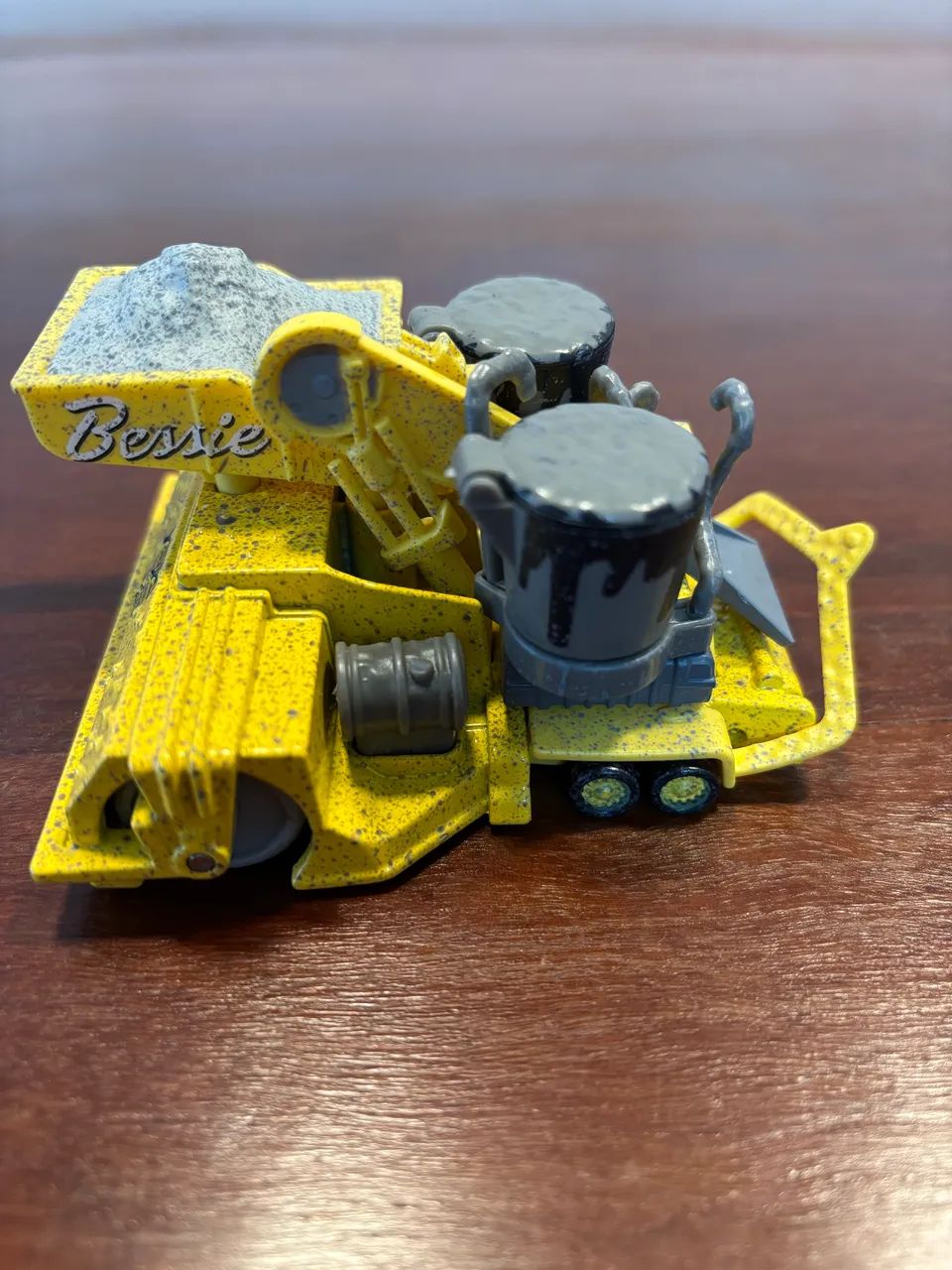 Bessie Cars Disney Pixar ( está quebrado o escapamento