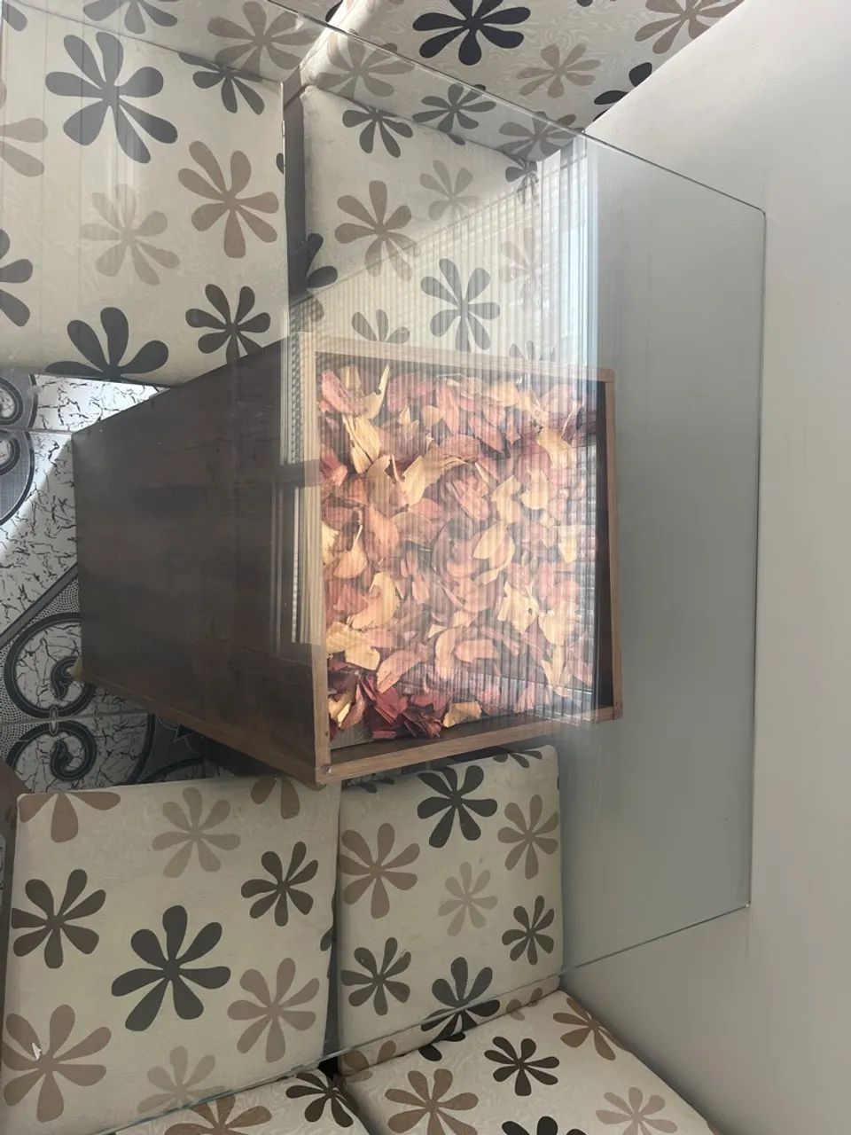 Mesa de vidro com 4 cadeiras estofadas  - Foto 2