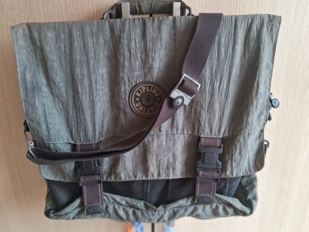Bolsa/ pasta Kipling nylon com alça, verde escuro. 