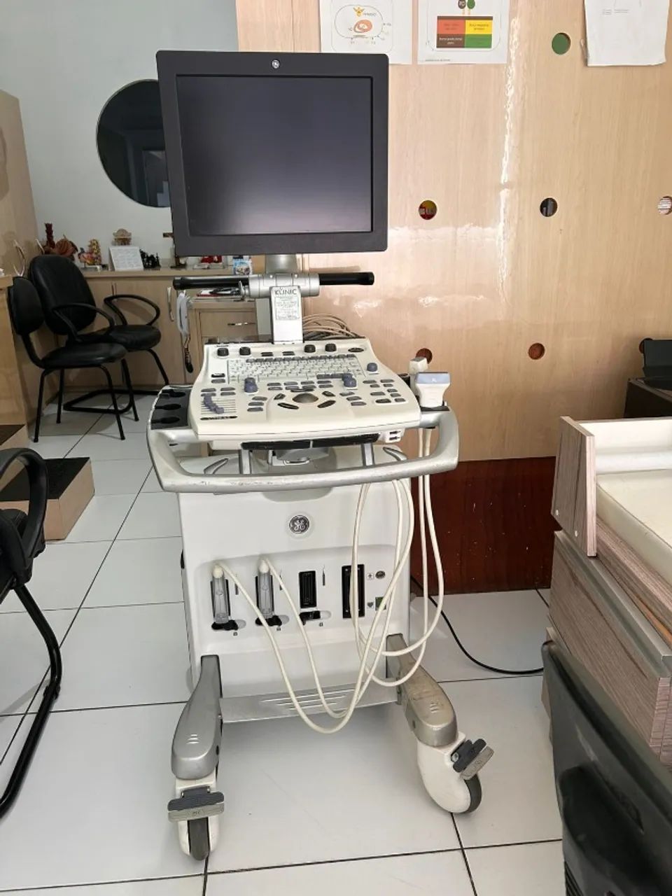 Vendo ecógrafo GE Healthcare Vivid S6, equipamento profissional de diagnóstico por imagem