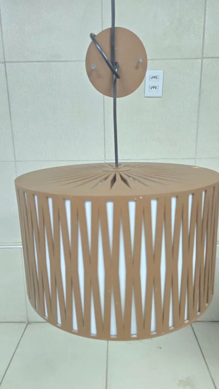 Pendente de luz em MDF