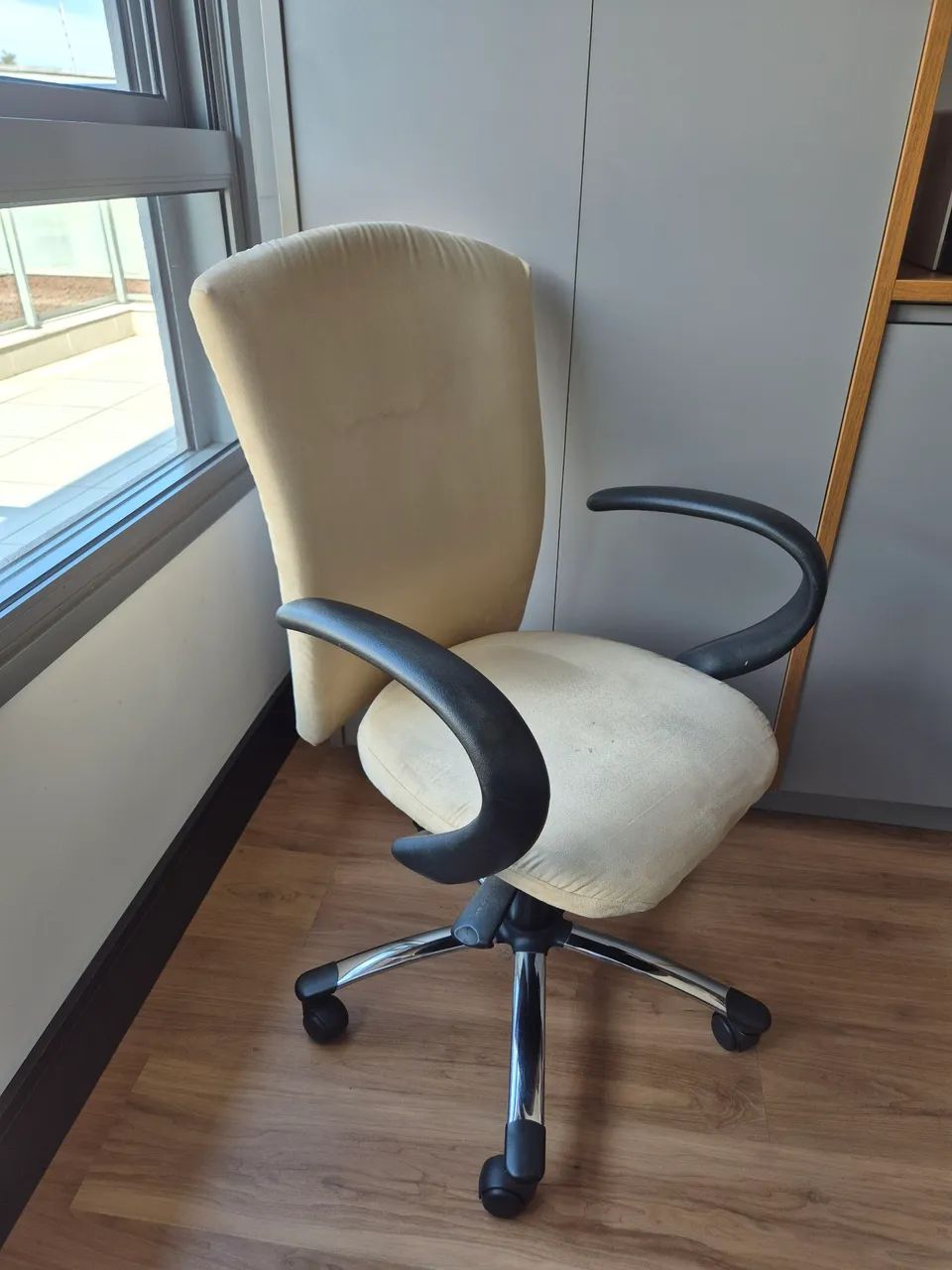 Cadeira suede bege giratória 