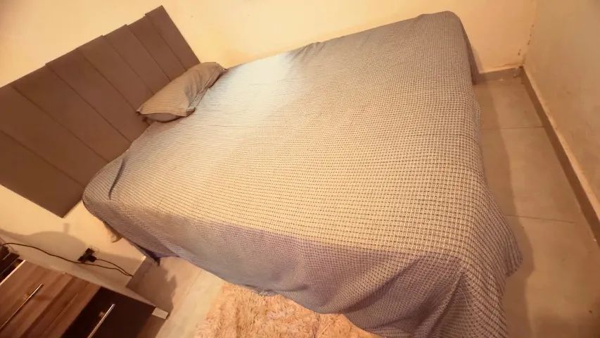 Cama queen com colchão + cabeceira 