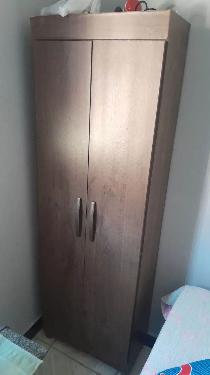 Guarda-roupa pequeno