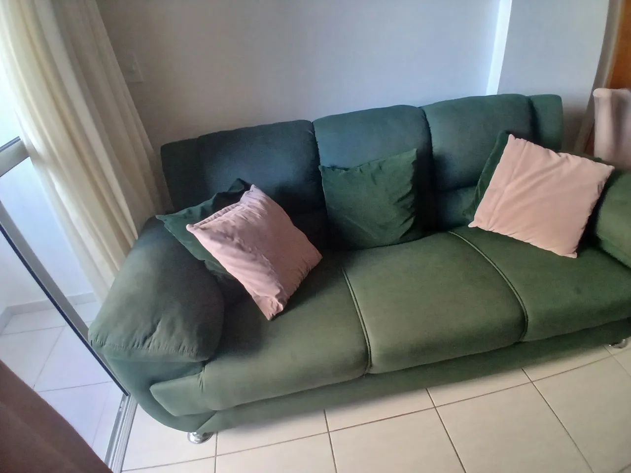 Sofá confortável verde com mais 5 almofadas65704309166850120