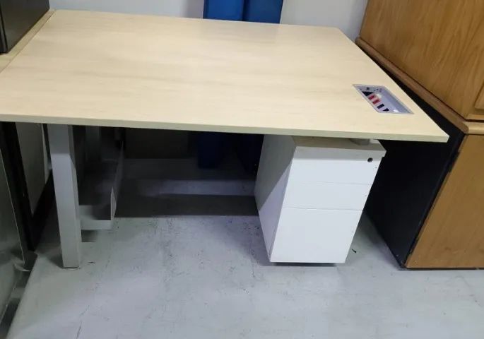 Mesa de Escritório 1,40m com Gaveteiro e Caixa de Tomadas - Marfim - Foto 2