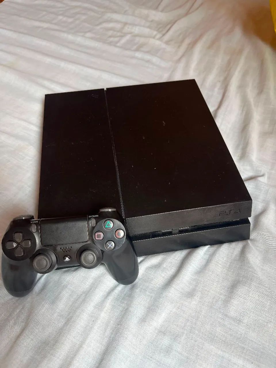Ps4 com alguns jogos no hd
