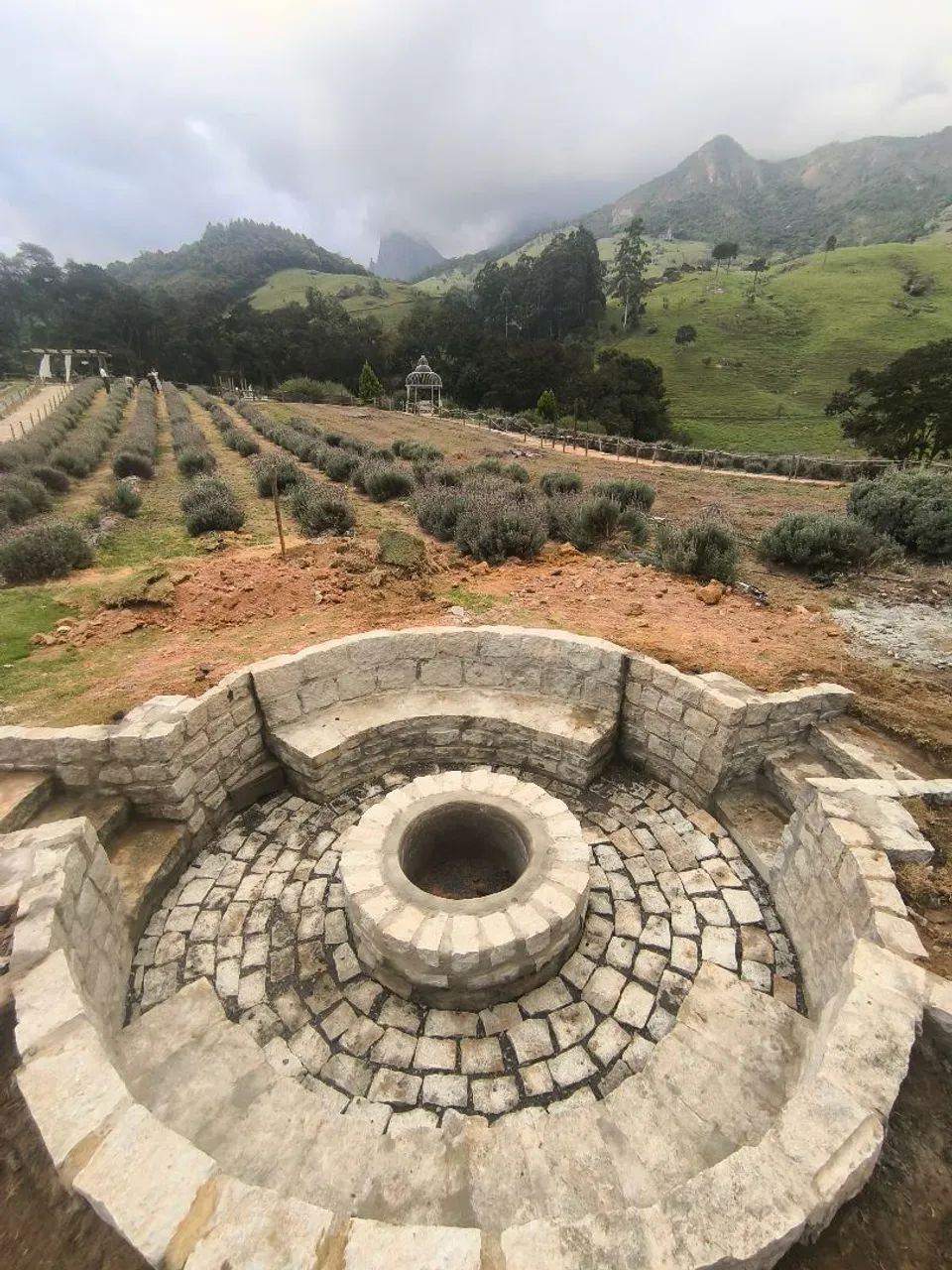 Calçamento e fogo de chão 