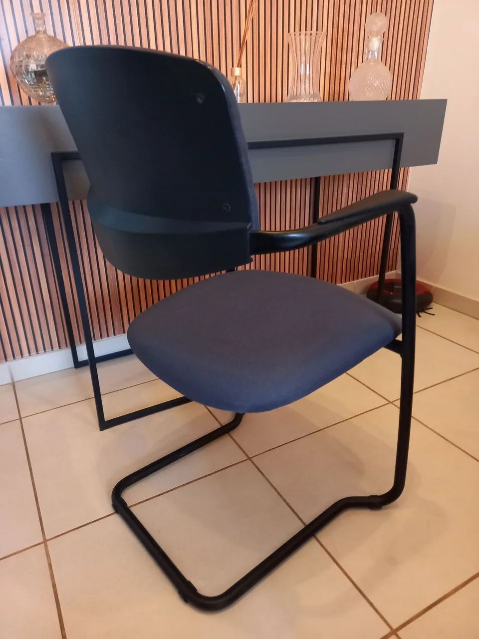 Cadeira fixa com braço  - Foto 4