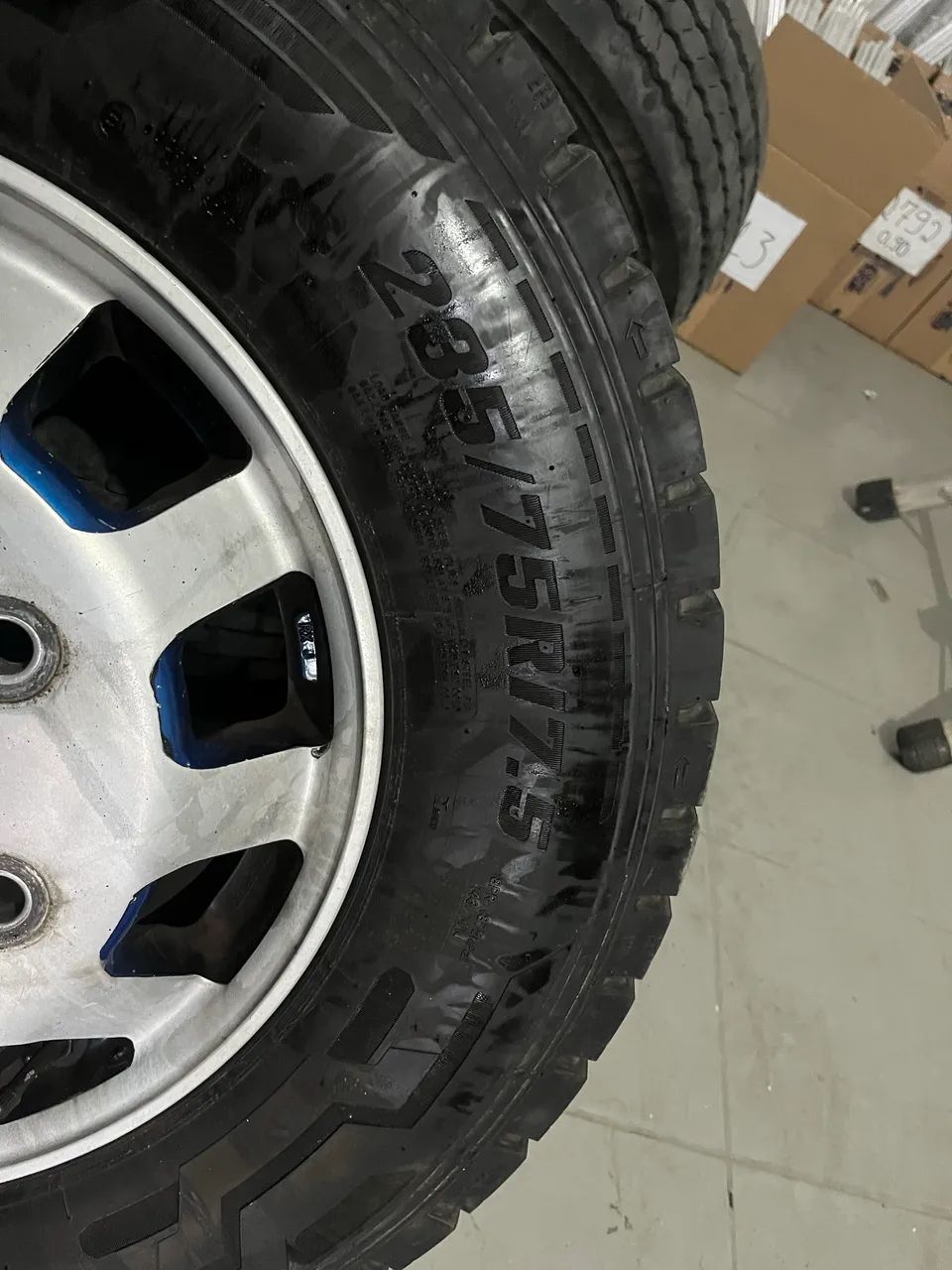 Jogo com 4 Rodas de Alumínio para Caminhão 3/4 + Pneu Kumho 235/75 R17.5 - Foto 2
