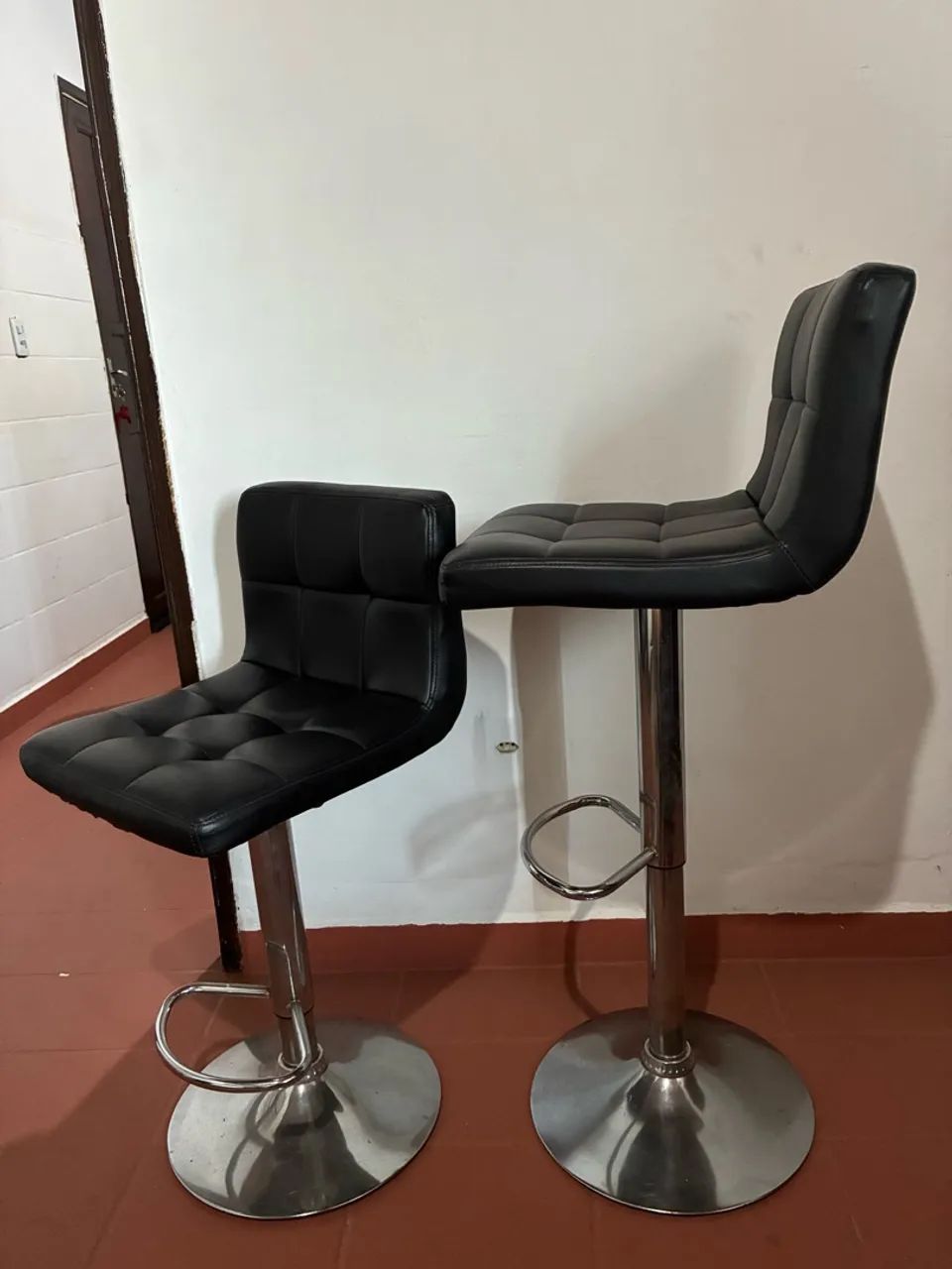 Vendo conjunto banquetas estofadas - Foto 4