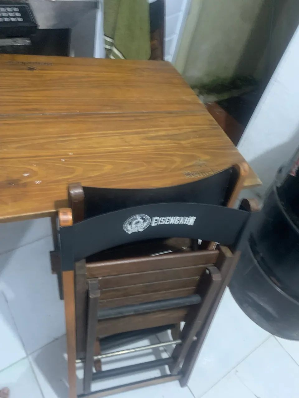 Mesa dobrável e 2 cadeiras 