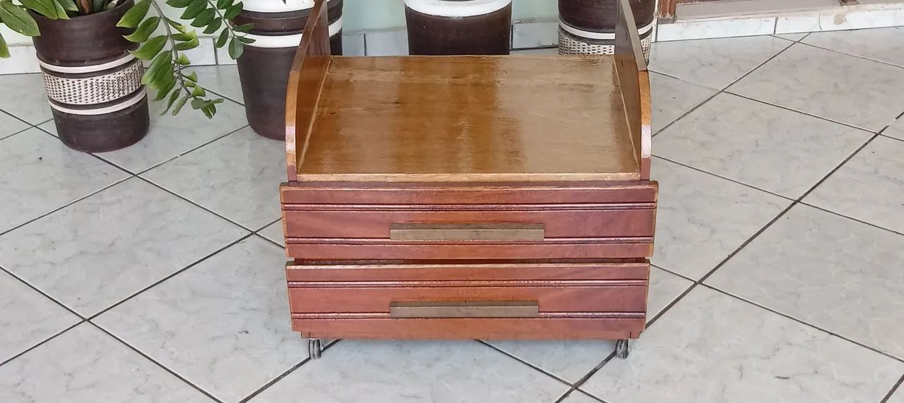 Criado mudo de rodinhas em cerejeira com 59 cm comprimento por 52 de largura  160 reais