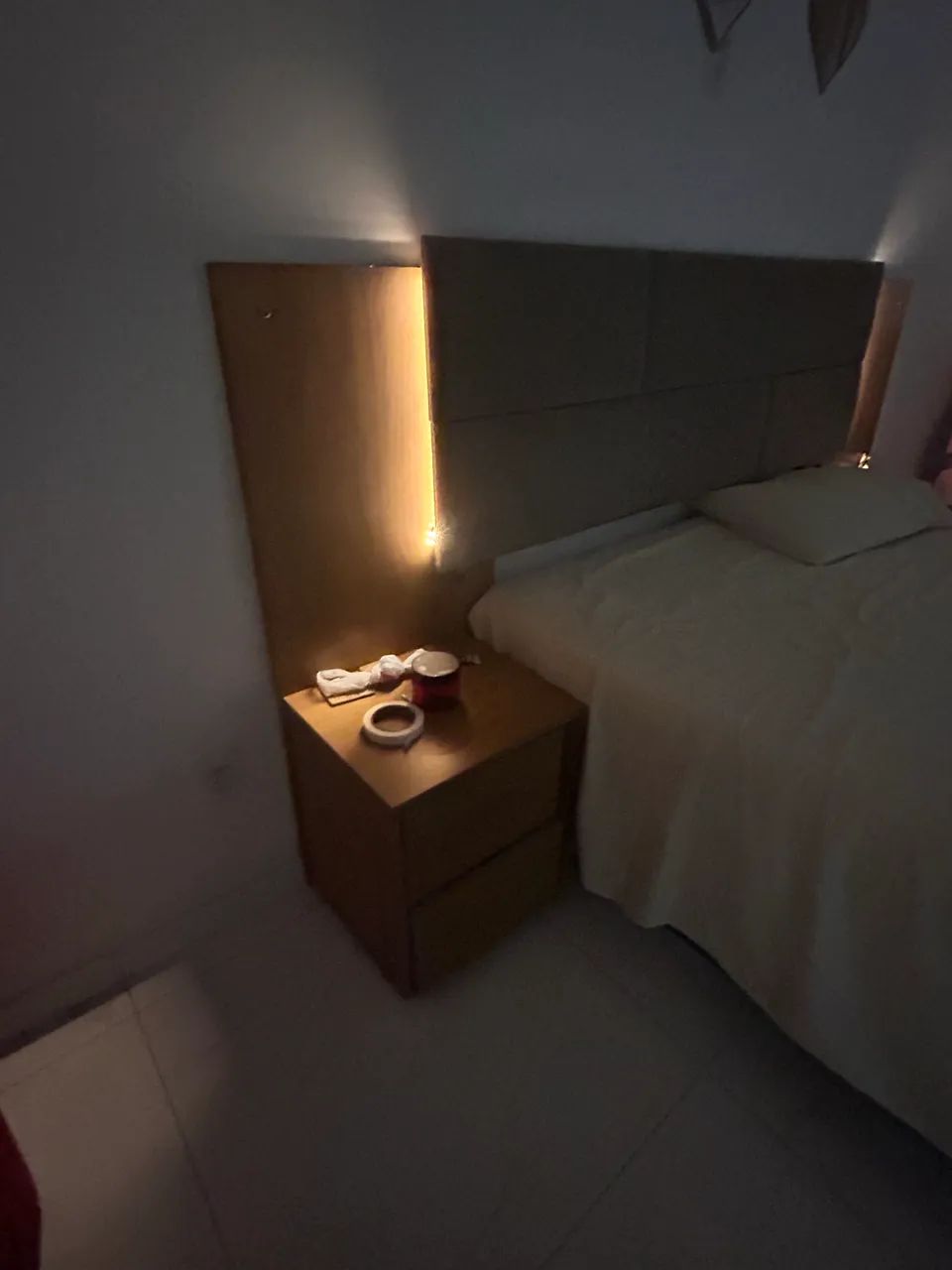 VENDO CABECEIRA COM CRIADOS MUDOS( cama casal ou queen) - Foto 3