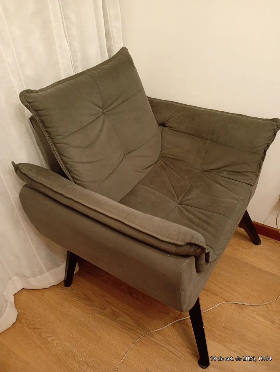 Poltrona estilosa em Suede tom cinza