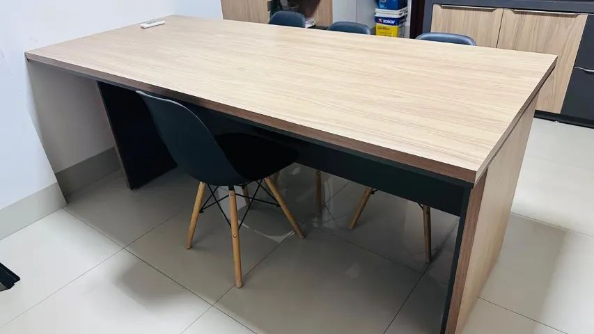 Mesa de reunião com 6 cadeiras