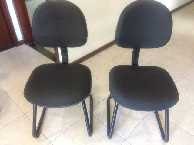 Vendo mesa de escritório e cadeiras - Foto 3
