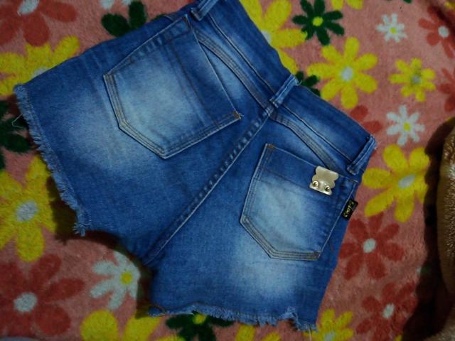 Estou vendendo essa camiseta jeans e esse shorts - Foto 4