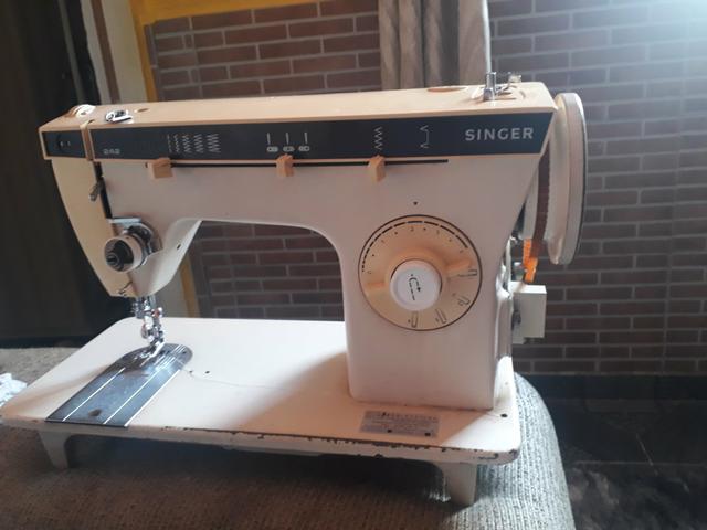 Máquina de costura da marca Singer 1/3 profissional