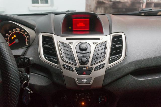 Ford Fiesta Hatch SE - Excelente estado - Foto 13