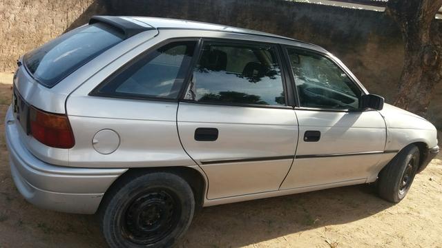 Vende-se ou troca em moto este Astra todo original suspenso e moto e caixa 100% - Foto 3