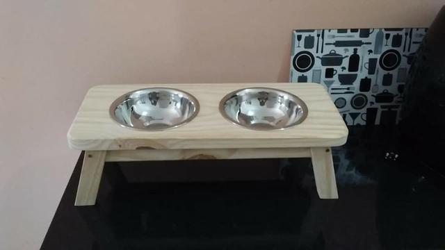 Comedouro e bebedouro para pets. (acompanhas as tigelas de inox)