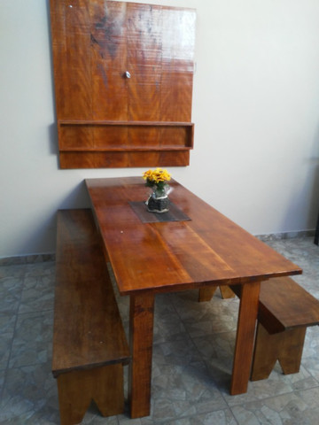 Painel pra TV e mesa com bancos rústico