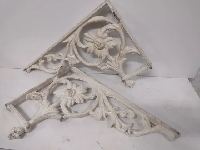 Cantoneira de ferro antigo.