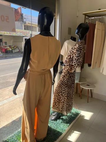 Manequins plástico com pedestal ferro - Foto 2