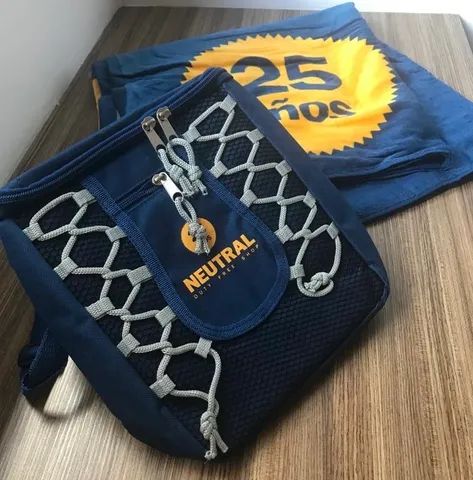 kit de toalha de praia e bolsa térmica azul neutral.