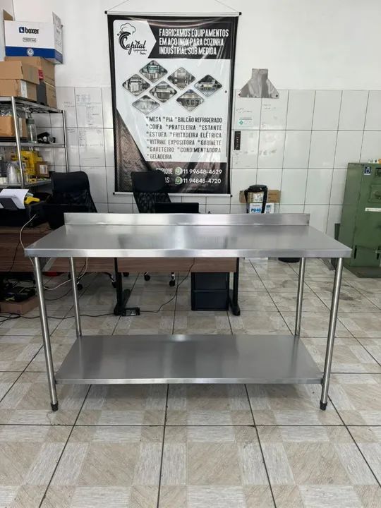 Bancada Mesa de inox com uma prateleira lisa.