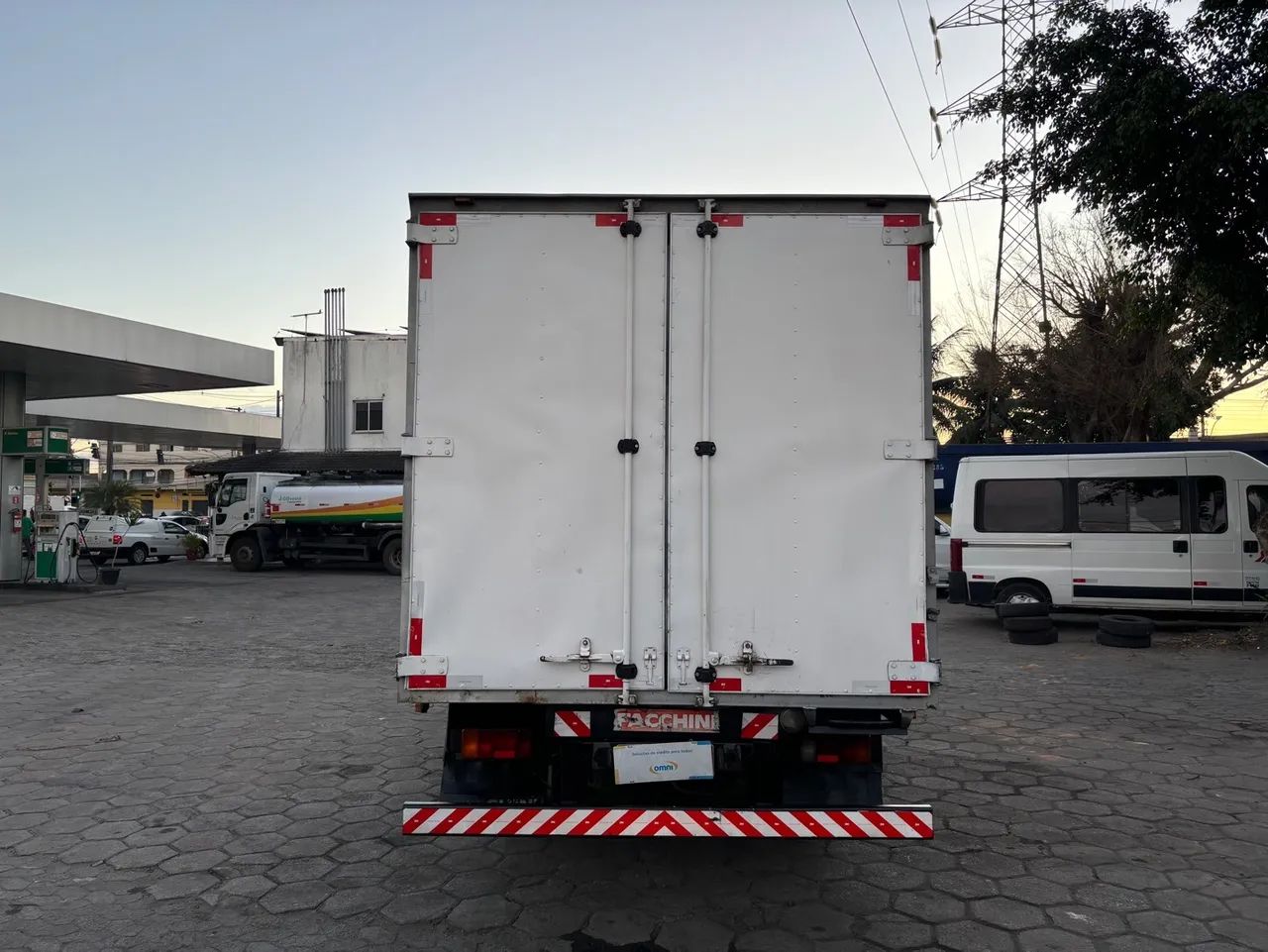 Iveco Daily 3513 ano 2005/2006 no bau rodagem simples categoria B - Foto 6