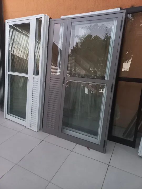 Porta de alumínio 1,10 X 2,17 - Foto 3