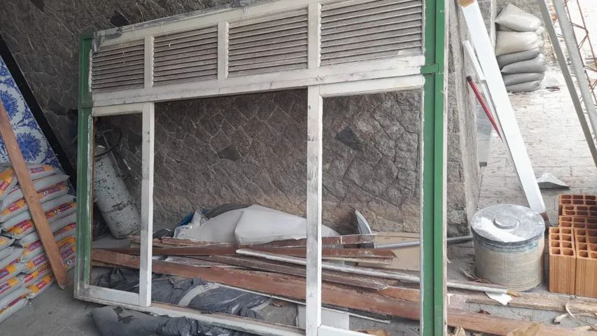 Vendo janela grande de madeira maciça - Foto 2