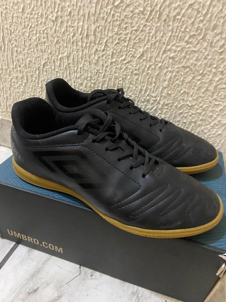 Chuteira Futsal Umbro com pouco tempo de uso