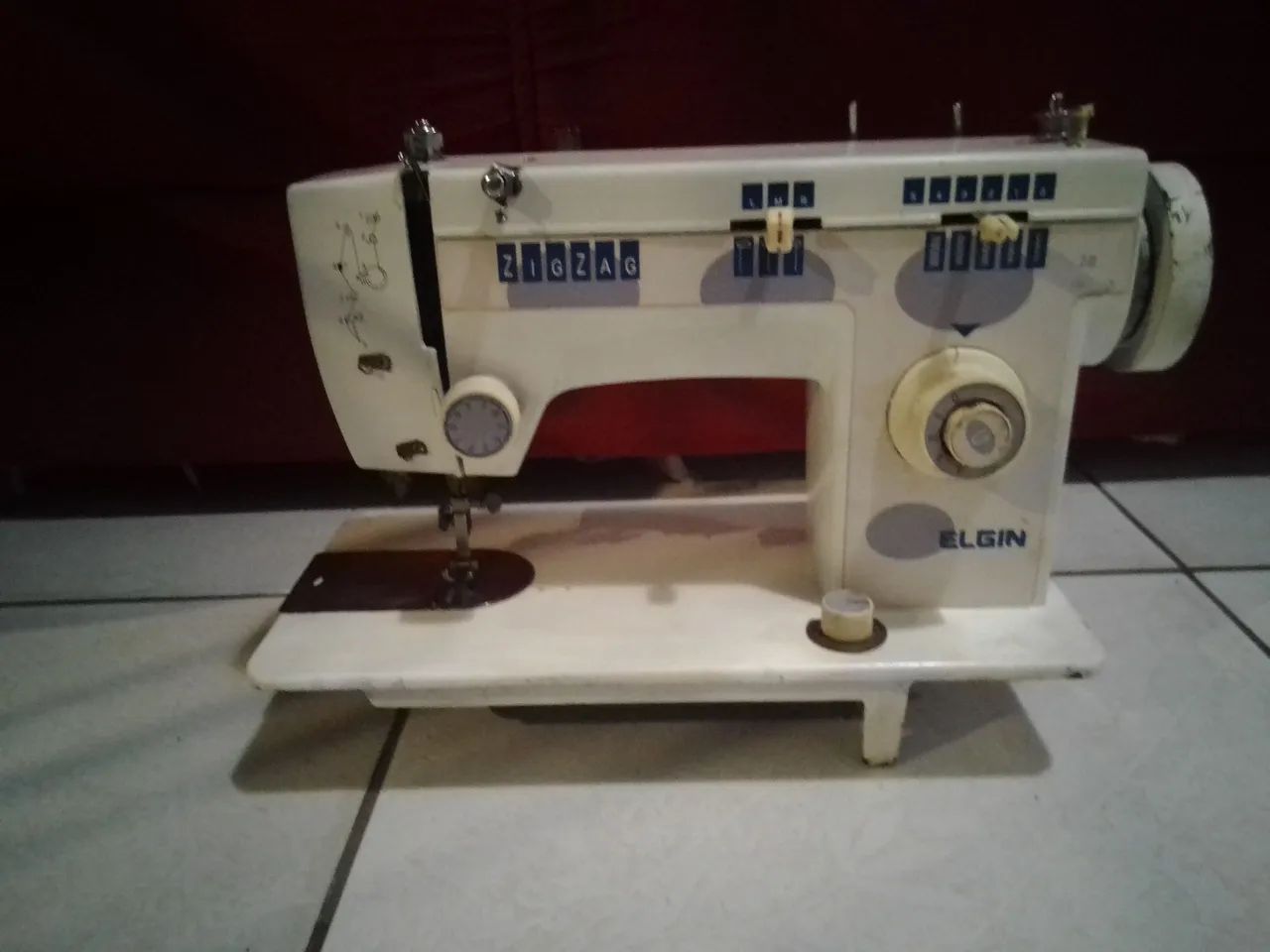 Máquina de costura *Retirada de peças ou conserto* 