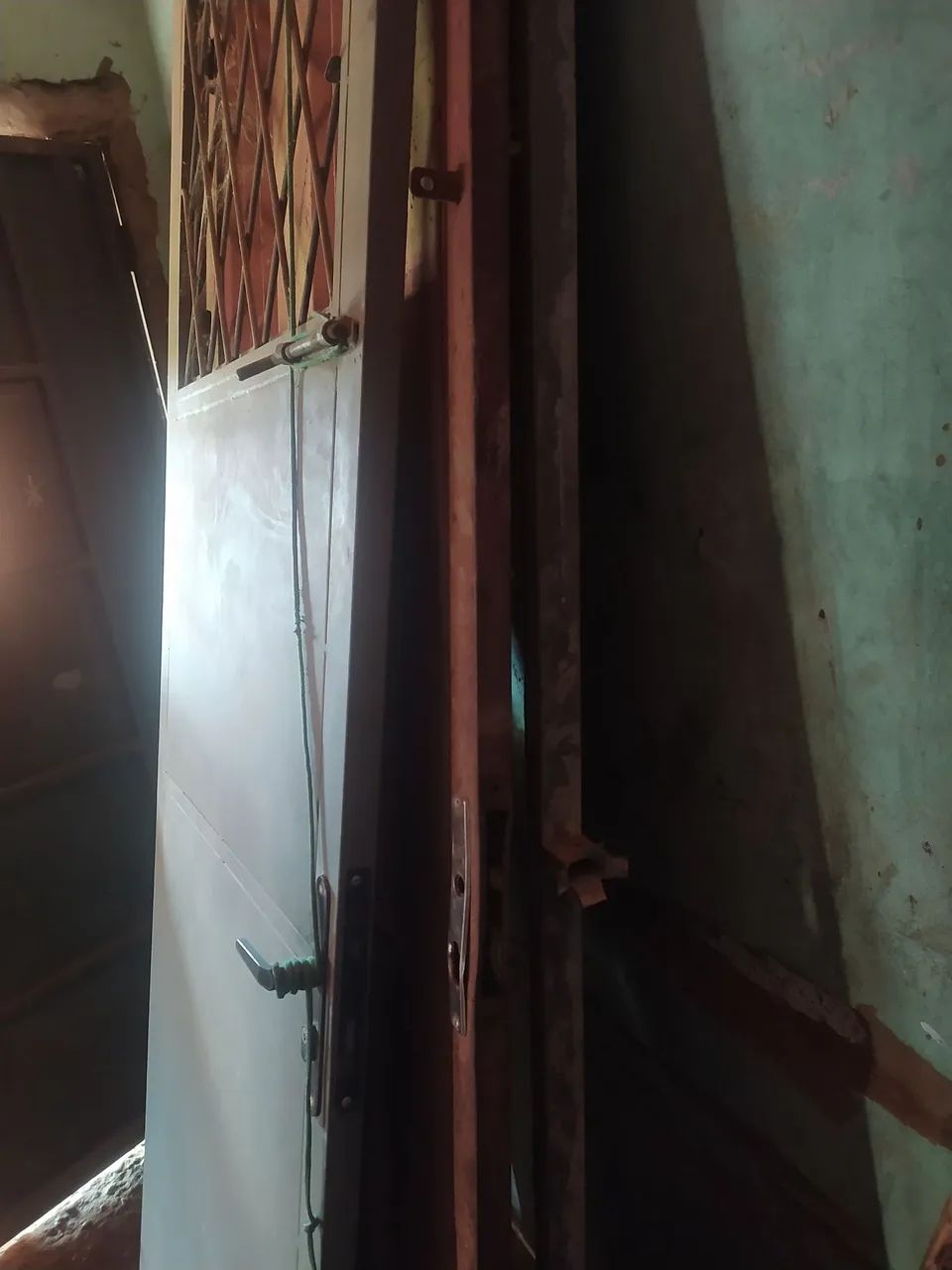 2 Porta de Aço uma com Grade  - Foto 2