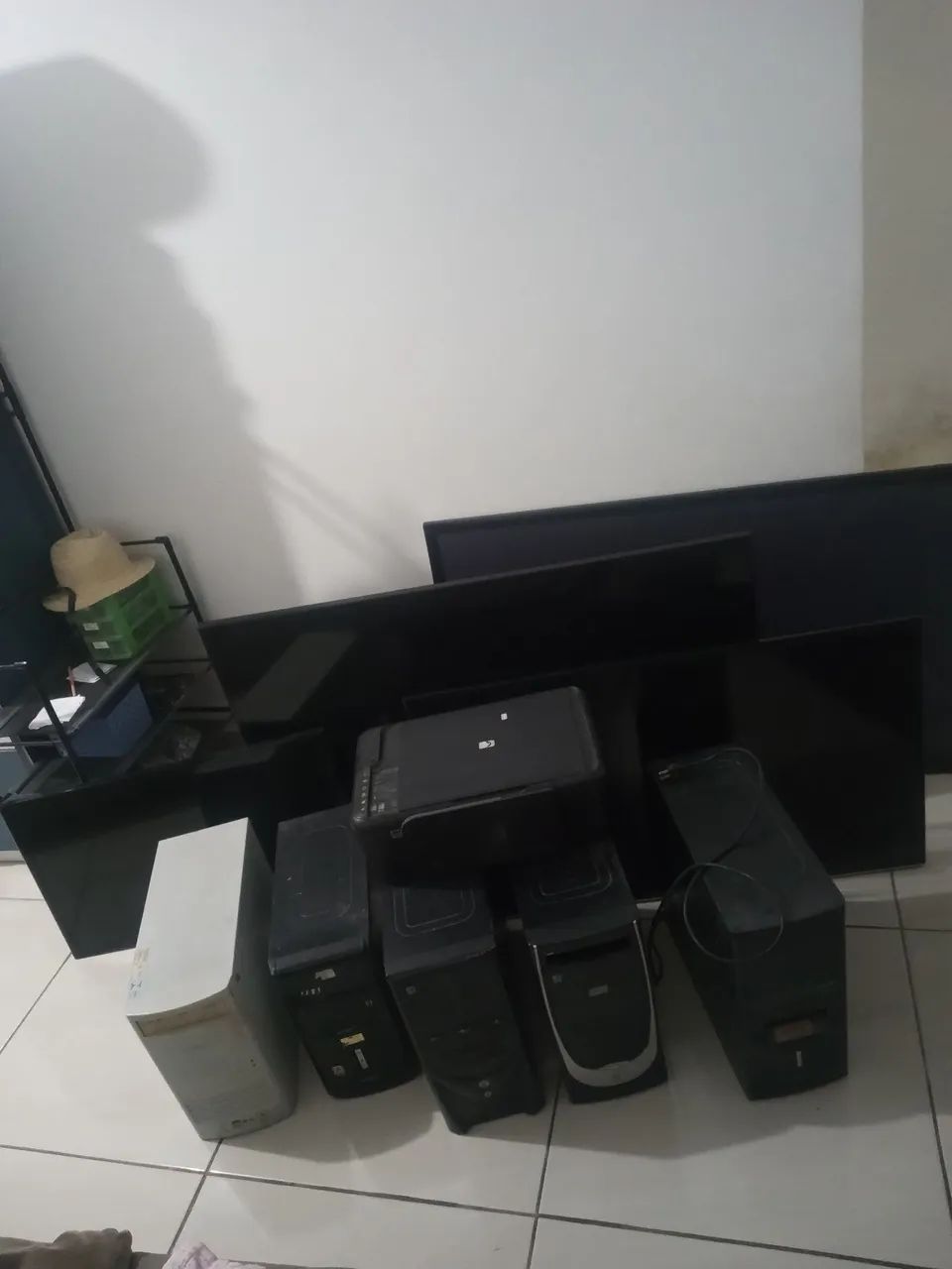 Kit com 4 tvs com a tela ruim + 5 CPUs três funciona + uma impressora.