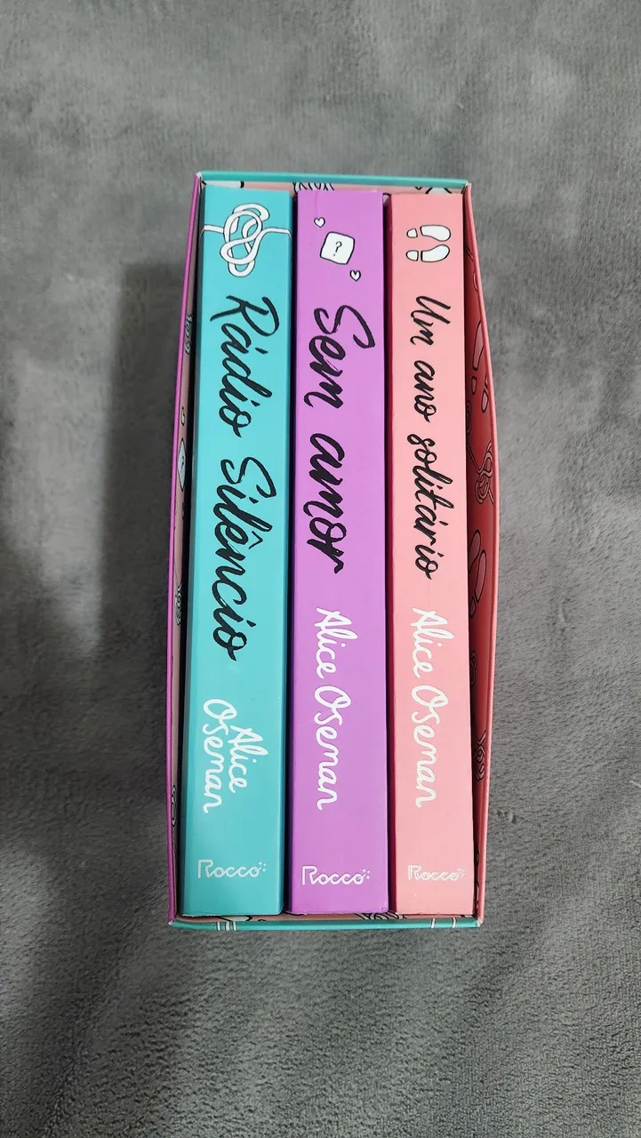 Trilogia de Alice Oseman - Rádio Silêncio, Sem Amor e Um Ano Solitário - Novos