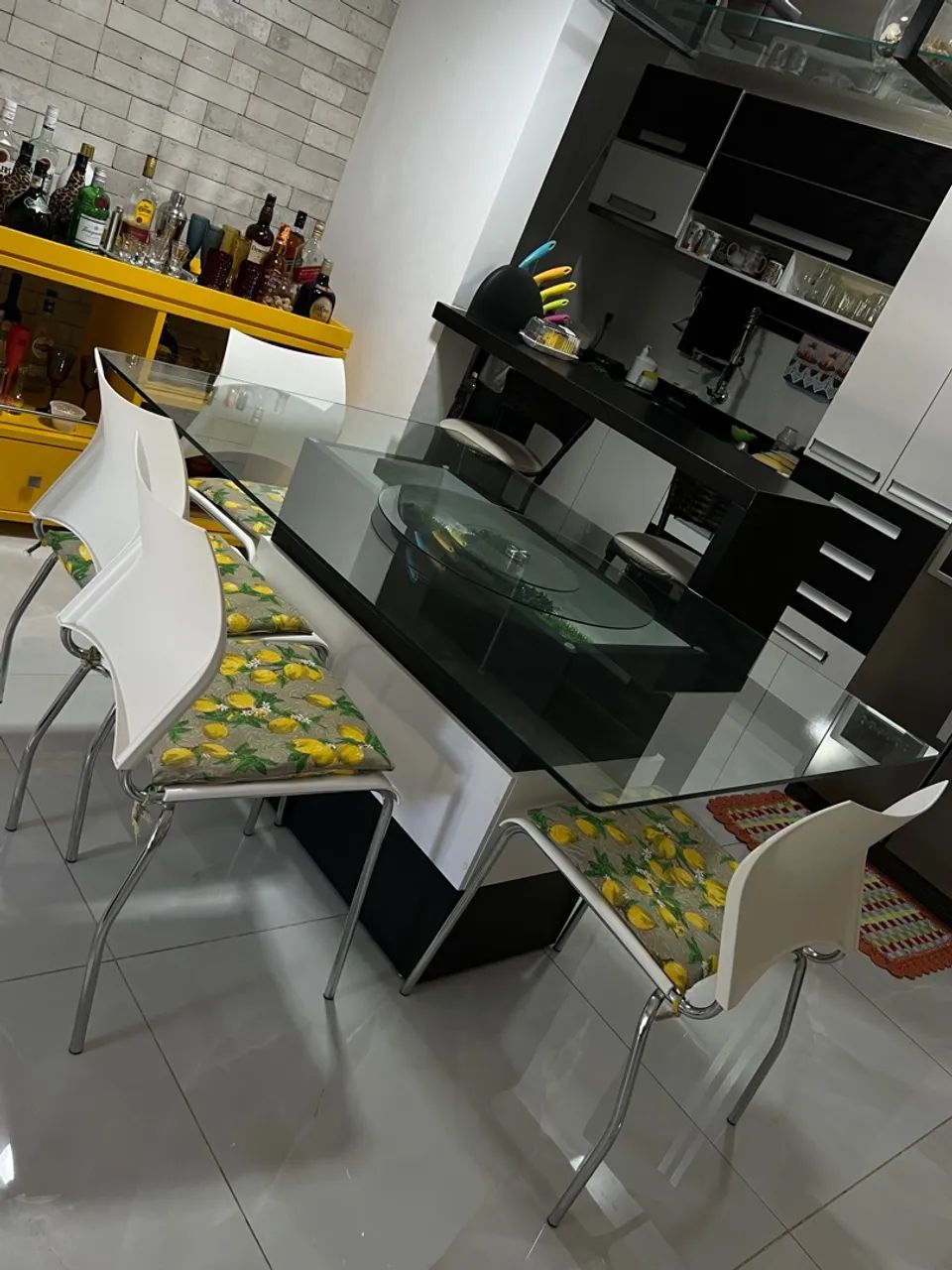 Vendo uma Mesa de Jantar p/ 6 lugares + 4 Cadeiras  - Foto 5